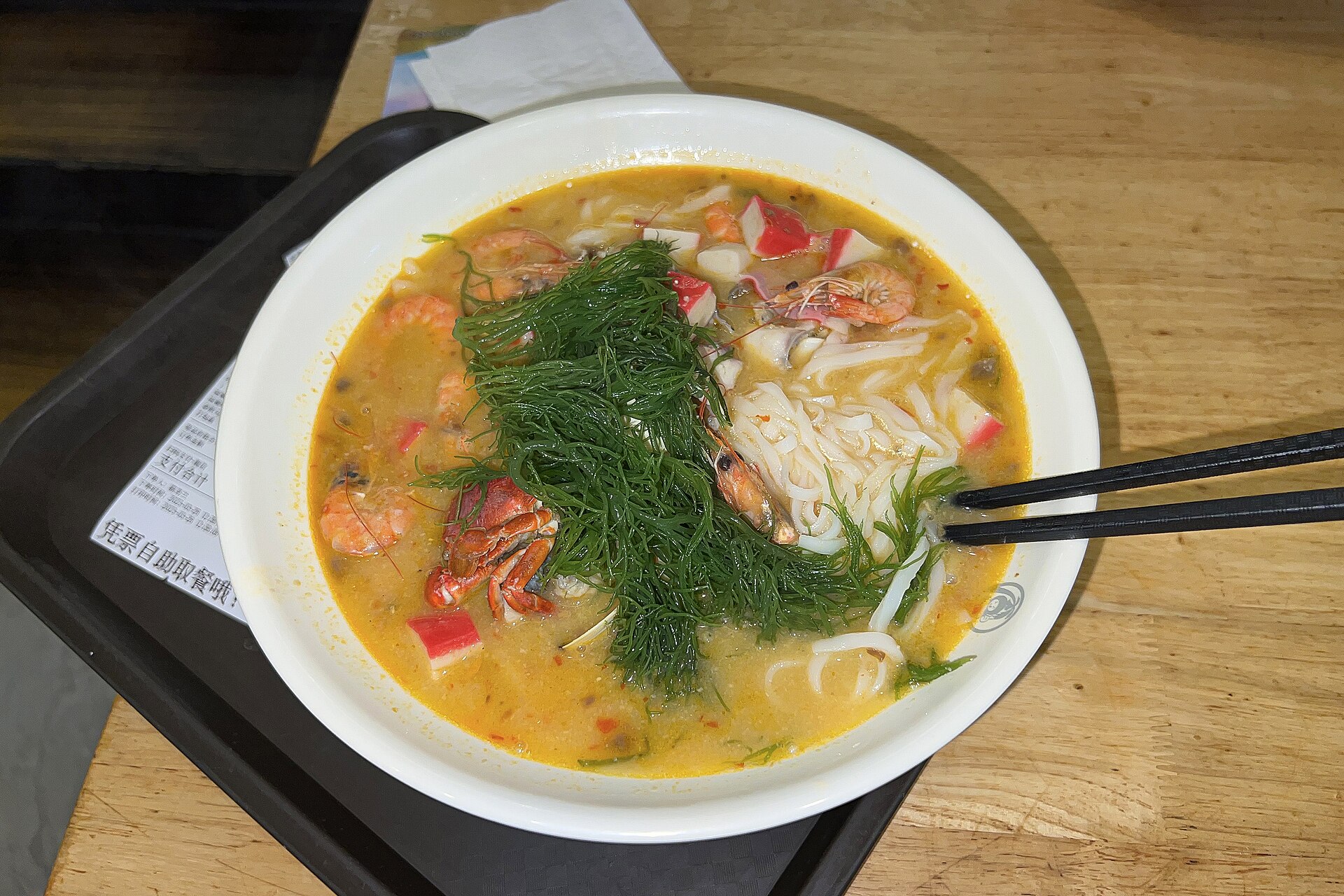 ชายหาดต้าตงไห่ (大东海) อ่าวในเมืองของซานย่า เดินจากโฮสเทลถึงในไม่กี่นาที