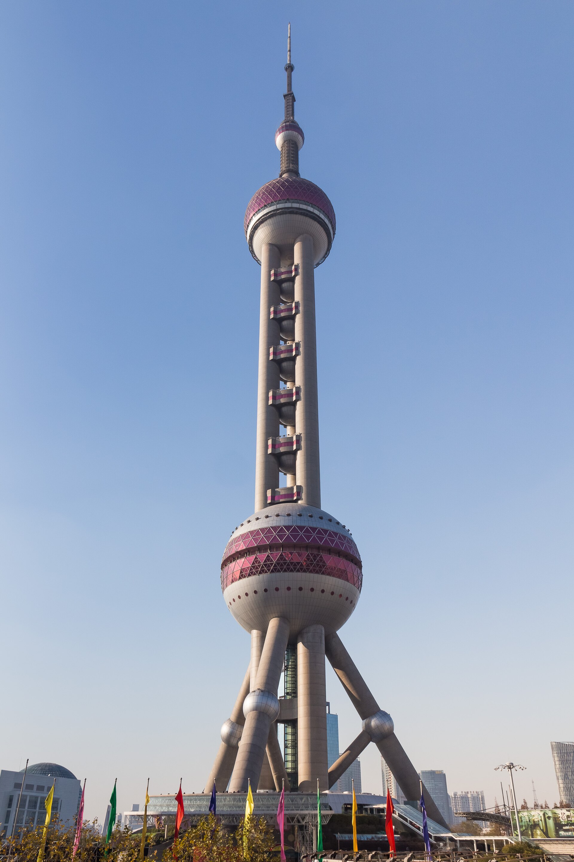 Oriental Pearl Tower เซี่ยงไฮ้ — หอคอยทีวีสีชมพูแดงสะท้อนริมแม่น้ำหวงผู ท้องฟ้าสีฟ้า