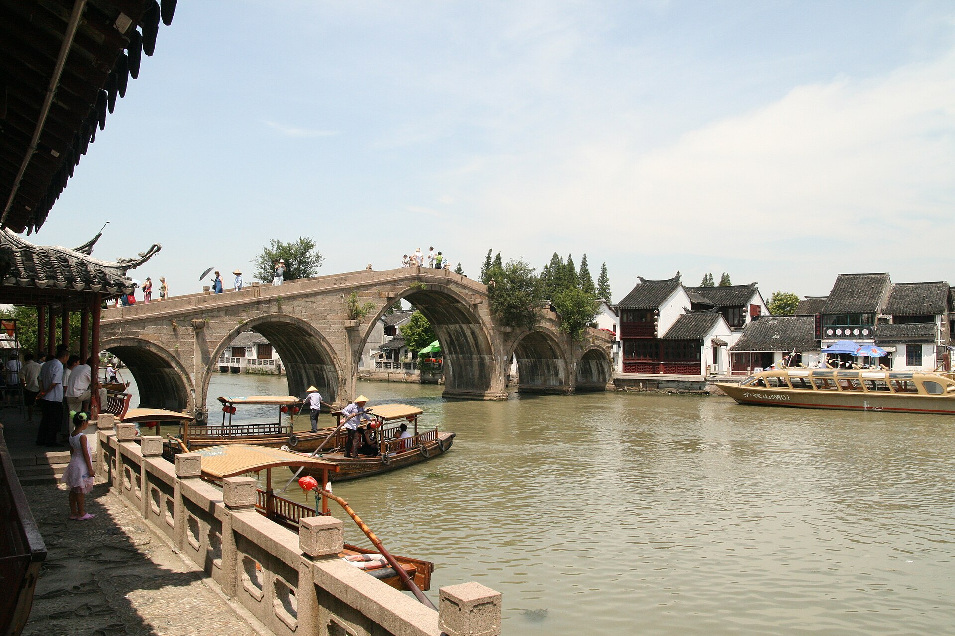 เมืองน้ำ Zhujiajiao เซี่ยงไฮ้ — คลองสีเขียว สะพานหินโค้ง บ้านไม้ยุค Ming/Qing เรียงสองข้าง
