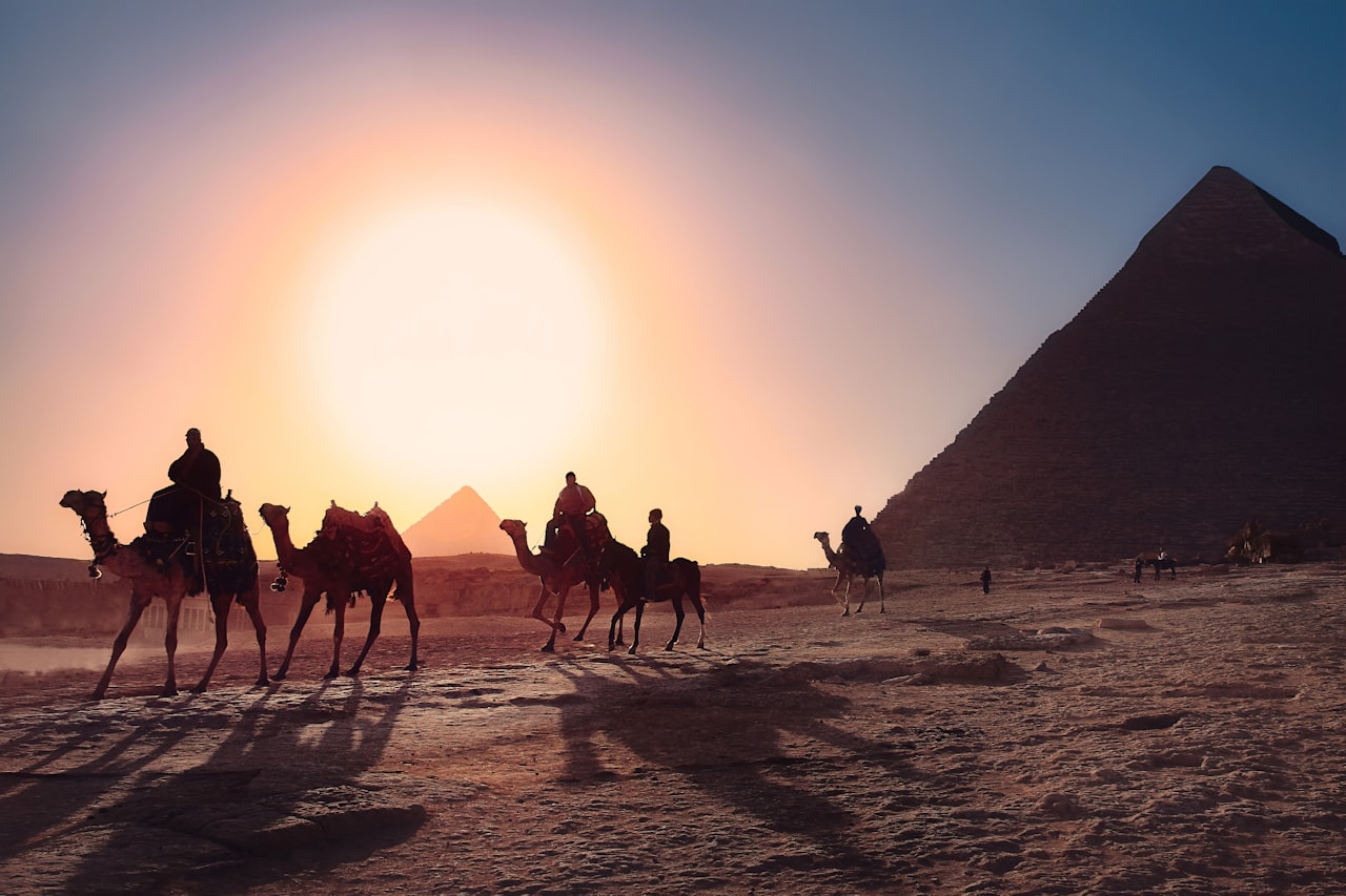 พีระมิดกีซาและขบวนอูฐ ประเทศอียิปต์ — Pyramids of Giza, Egypt