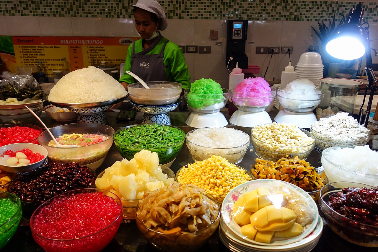 ตู้ขนมหวานไทย ลอดช่องเส้นเขียวและเครื่องรวมมิตรหลากสี (ภาพประกอบเมนู)