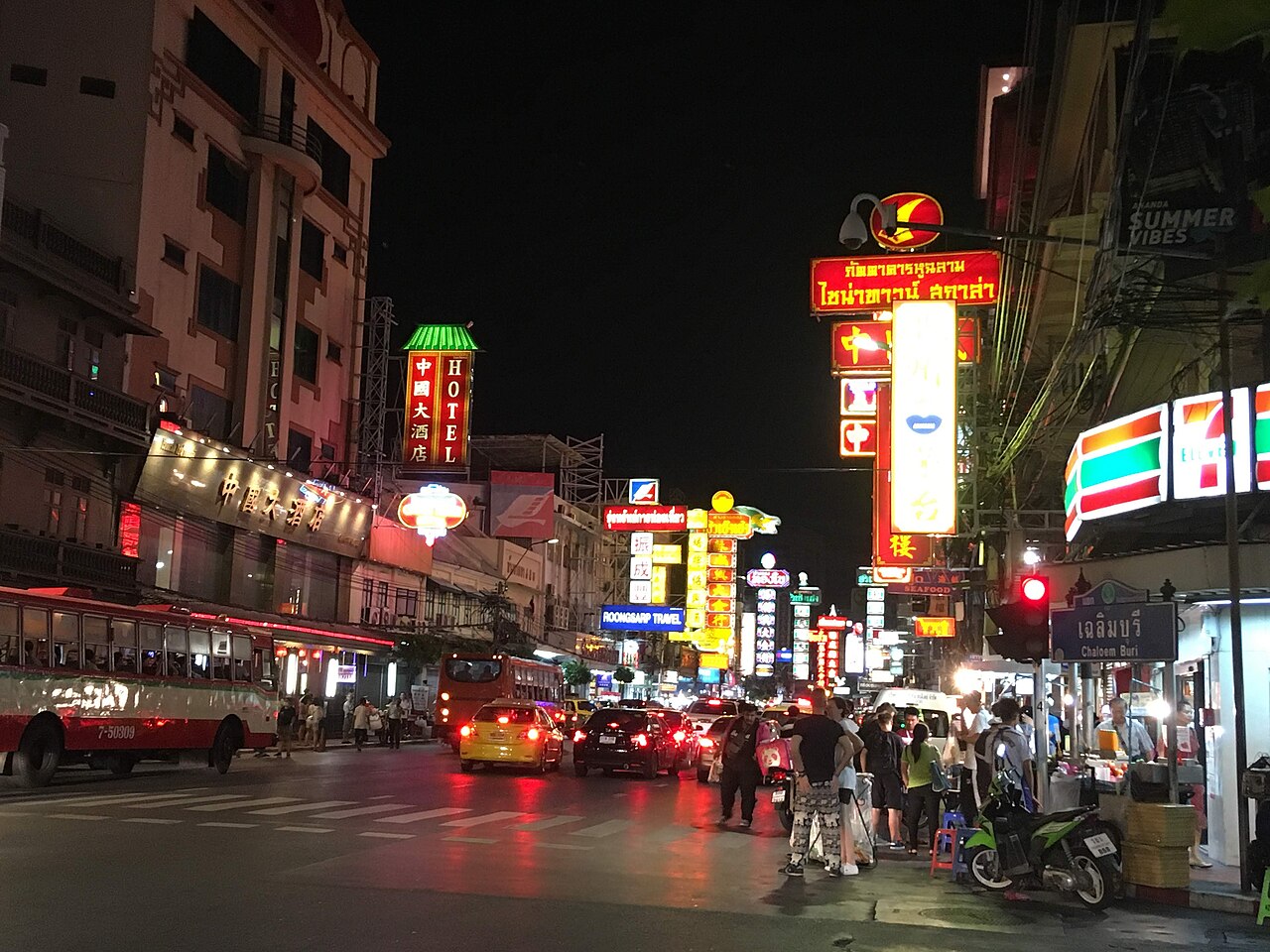 ถนนเยาวราชยามค่ำคืน ป้ายไฟร้านทองและร้านอาหารสว่างเต็มถนน
