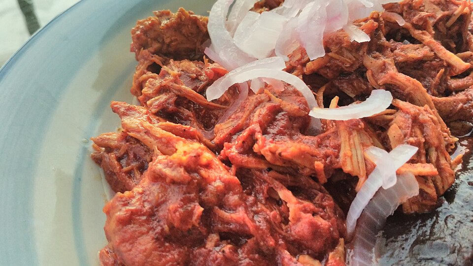 โคชินิตาปิบิลหมูอบสีแดงส้มกับหัวหอมดอง
