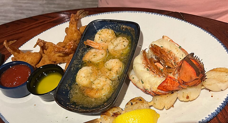 จานอาหารทะเลรวมกุ้งและปลาในกังกุน