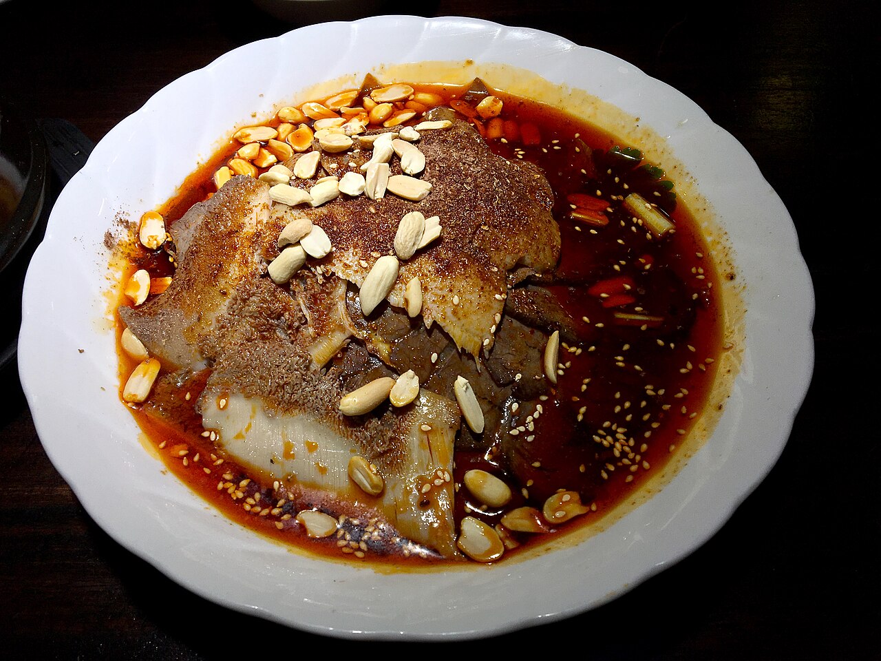 ฟู่ชี่เฟ่ยเพี่ยน เนื้อและเครื่องในวัวสไลด์บางราดน้ำพริกแดง โรยถั่วลิสงและงาขาว เสิร์ฟเย็น