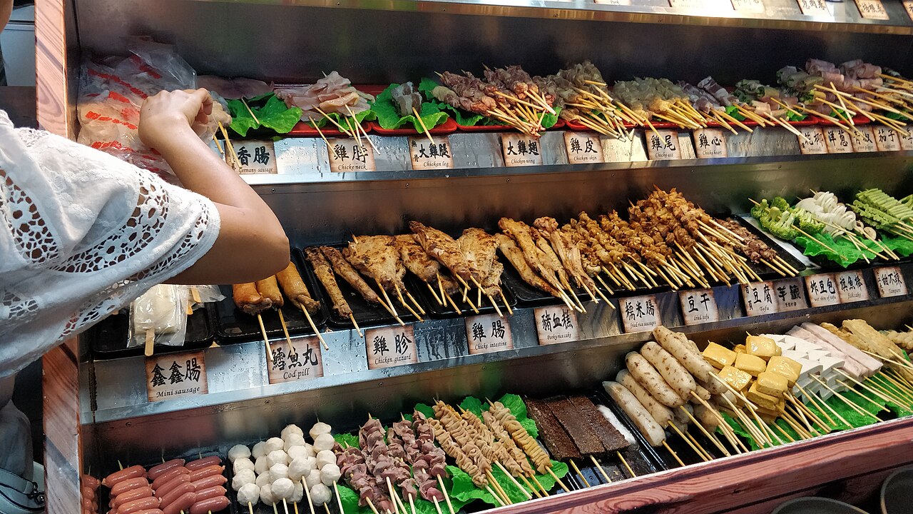 แผงไม้เสียบหลู่เว่ยในตลาดกลางคืนกงก่วน ไทเป