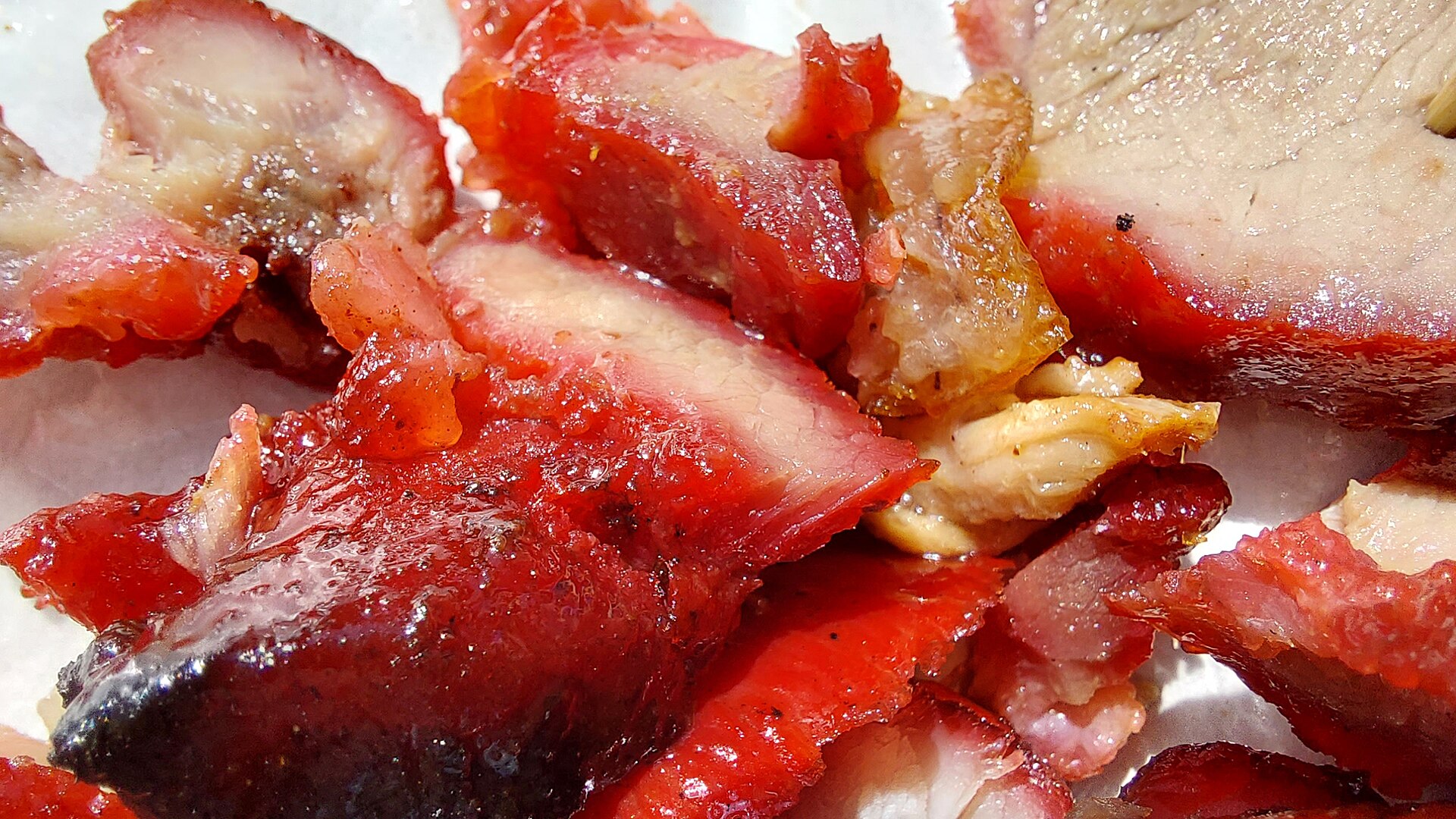 ฉาเชา หมูแดงกวางตุ้งเคลือบน้ำผึ้งสีแดงเข้ม ขอบไหม้คาราเมลหั่นเป็นชิ้น เงาวับ