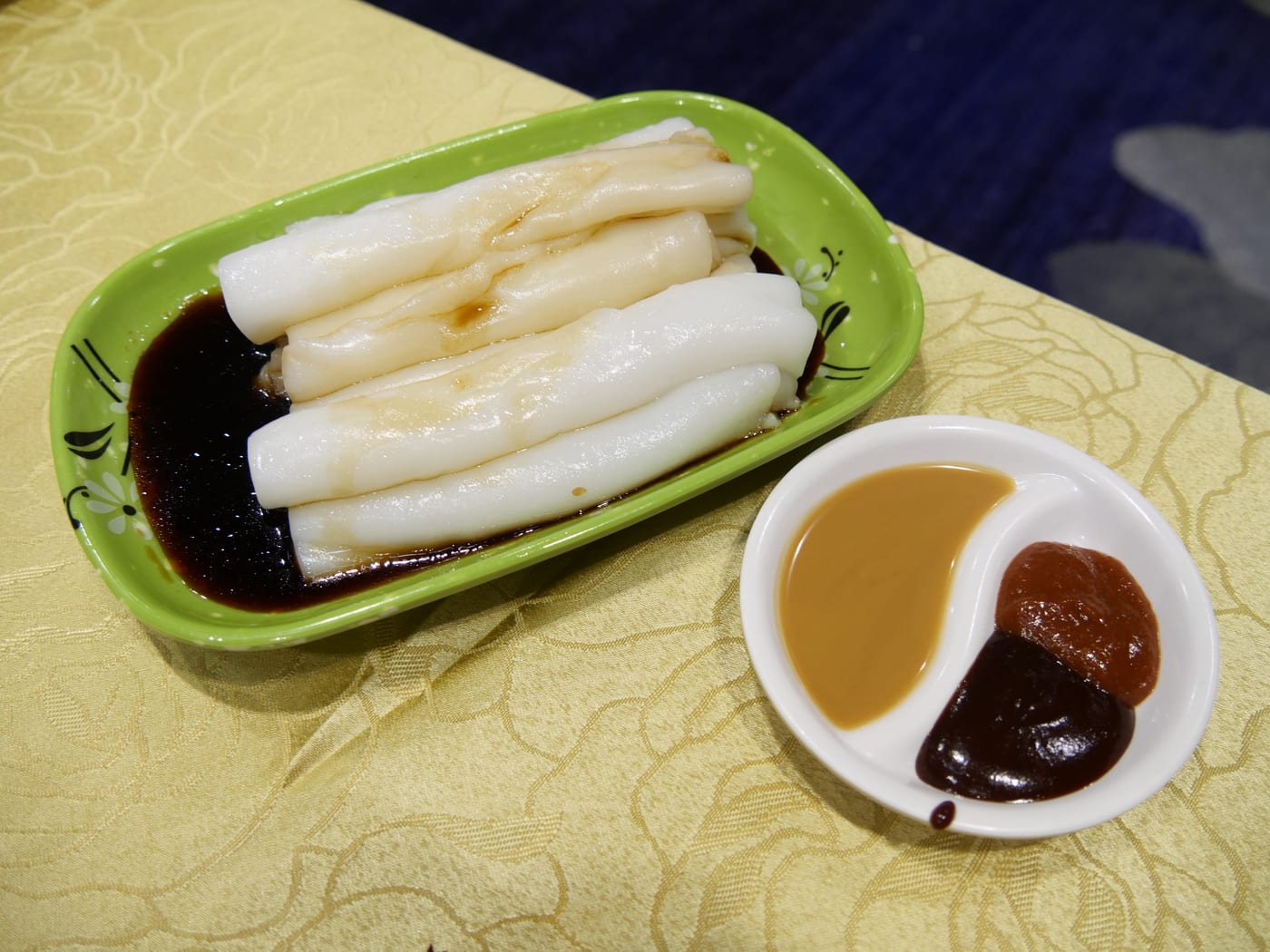 ฉางเฟิ่น เส้นข้าวนึ่งม้วนสีขาวเนียนลื่นในซีอิ๊วดำหวาน เสิร์ฟพร้อมน้ำจิ้มงาและซอสหวาน