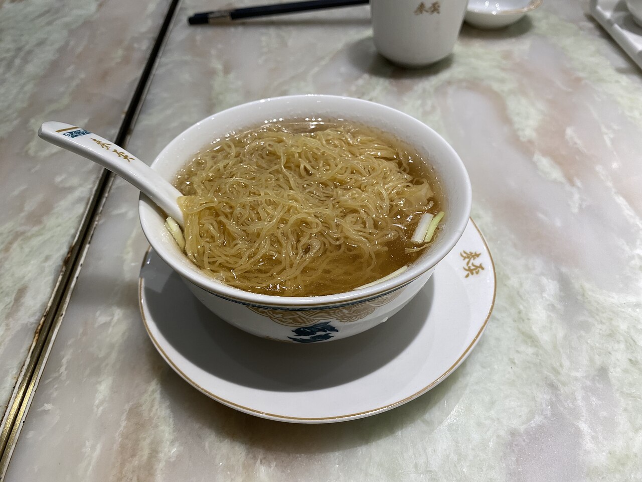บะหมี่เกี๊ยวกุ้งกวางตุ้ง เส้นบะหมี่ไข่บางในน้ำซุปใส เกี๊ยวกุ้งซ่อนอยู่ก้นชามลายไก่