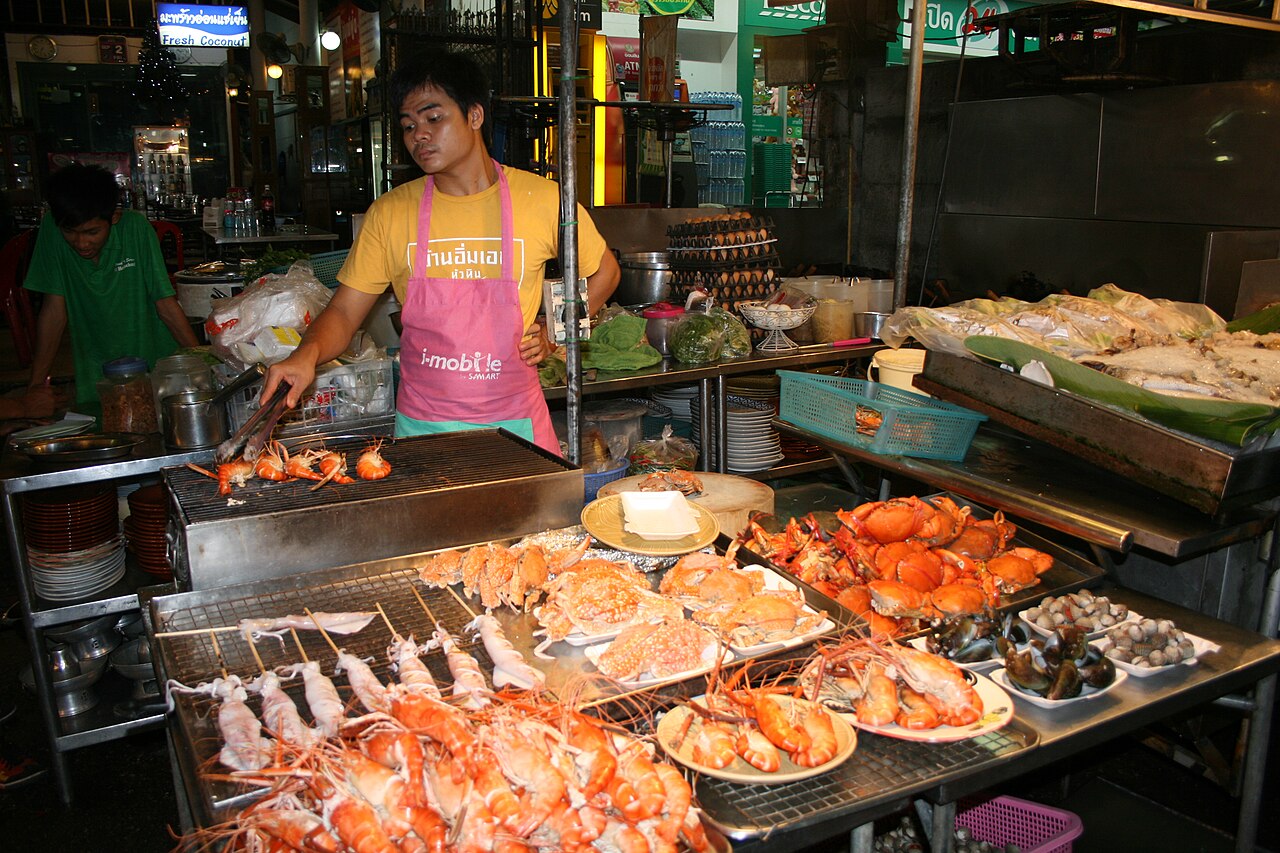 ของกินสตรีทฟู้ดหัวหิน — ตลาดมะขามอยู่ติดกับตลาดซิเคด้าย่านเขาตะเกียบ เน้นของกินและบรรยากาศสบายๆ