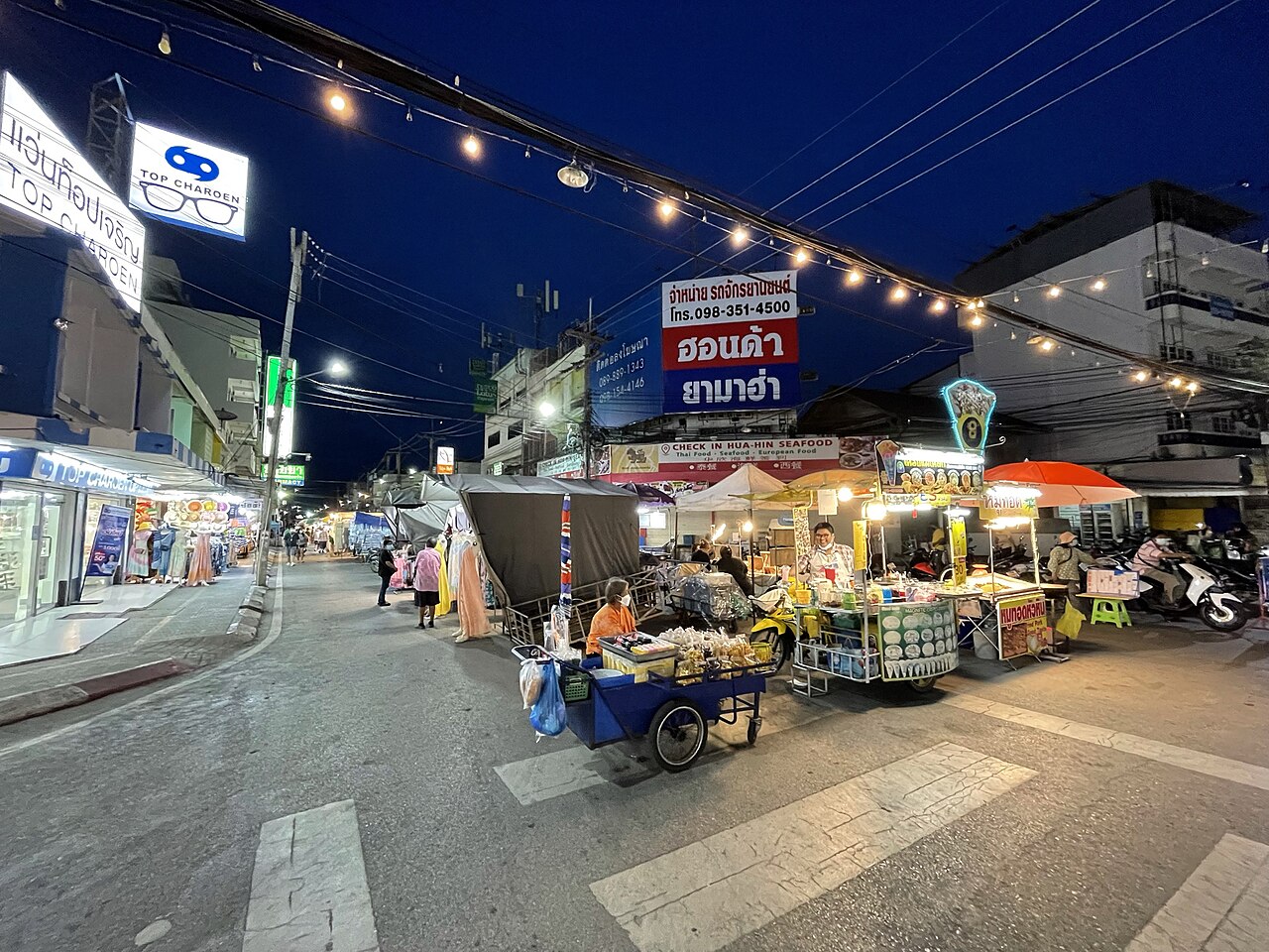ตลาดเย็นหัวหินยามค่ำ ร้านอาหารและของกินริมทางที่ครอบครัวเดินเล่นได้