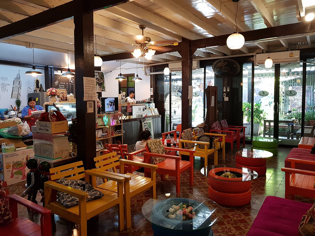 คาเฟ่เขาใหญ่บรรยากาศกว้างๆ มีที่นั่งและมุมสวยให้นั่งจิบกาแฟ แบบที่คาเฟ่ริมถนนธนะรัชต์เปิดเรียงรายให้คนตระเวนกันในวันหยุด