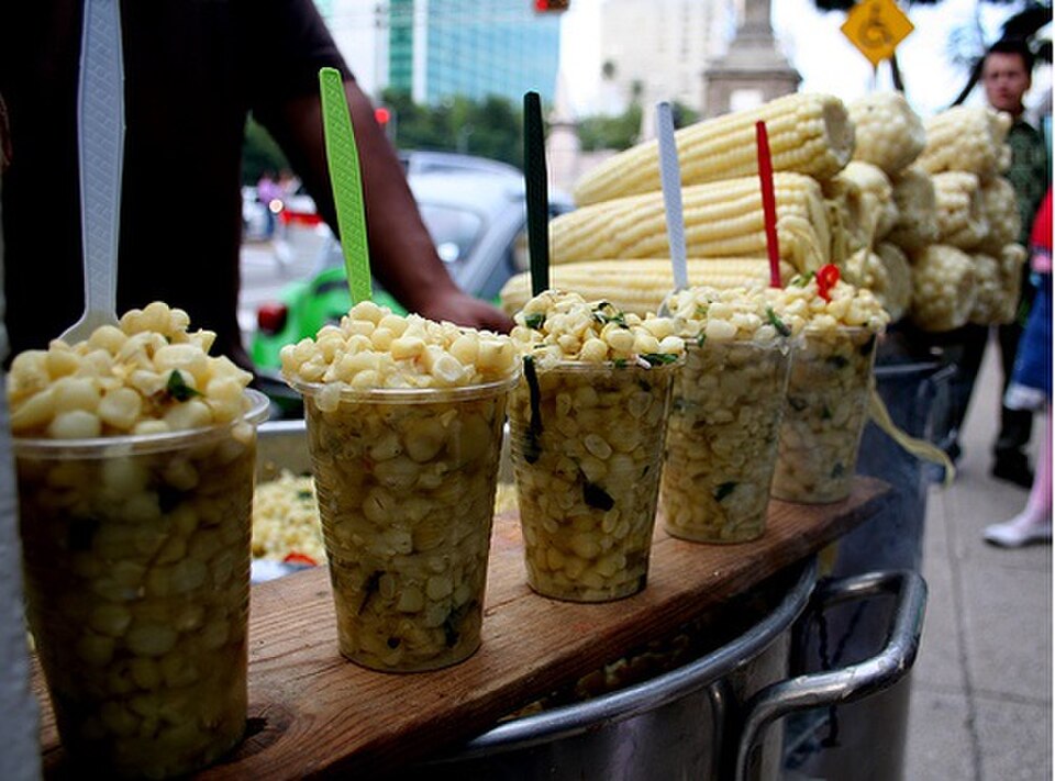 เอสกีเตส ข้าวโพดในถ้วยราดมายองเนส ชีส และพริกป่น