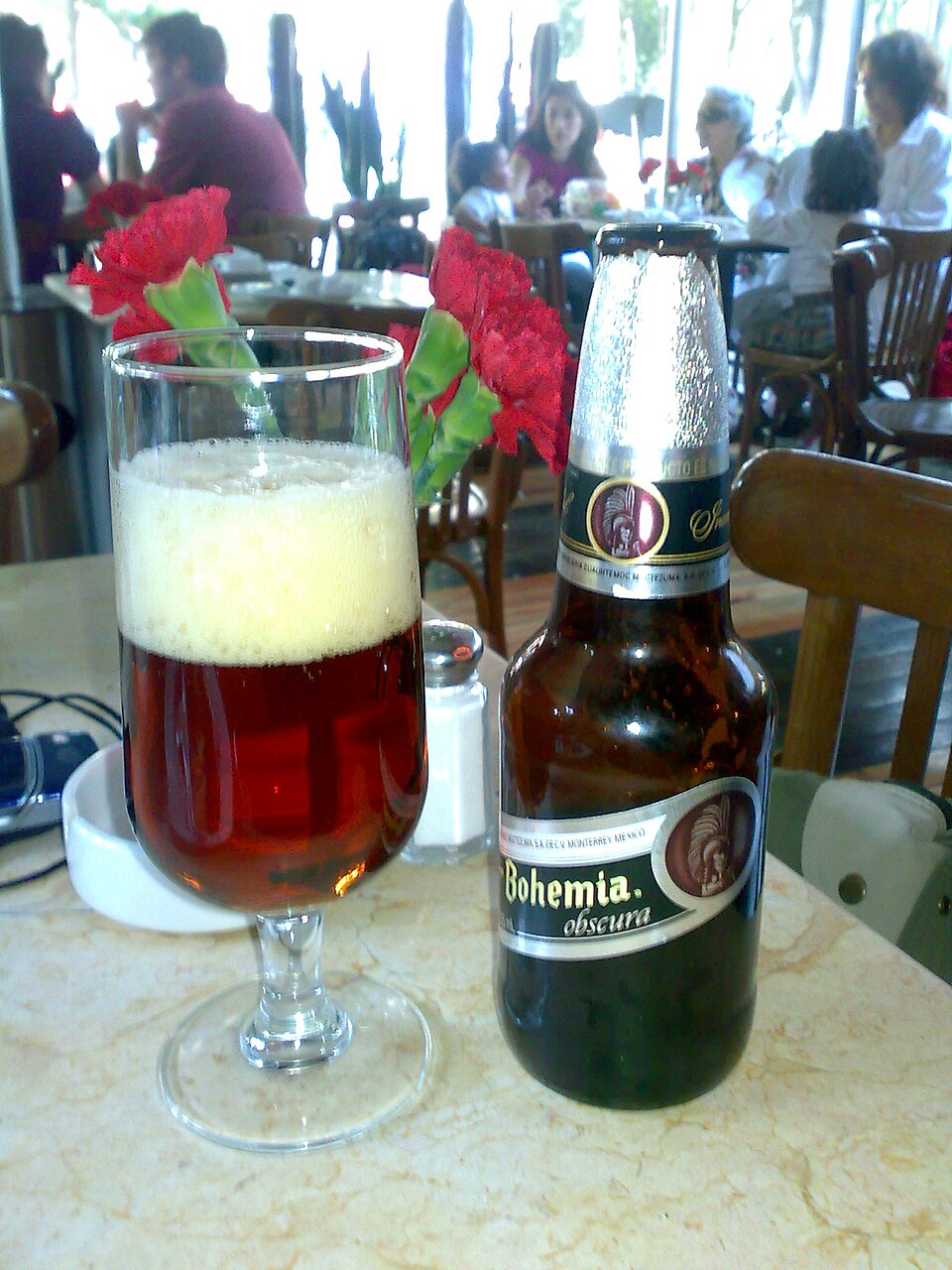 เบียร์ Bohemia ในแก้วเย็นกับขวด