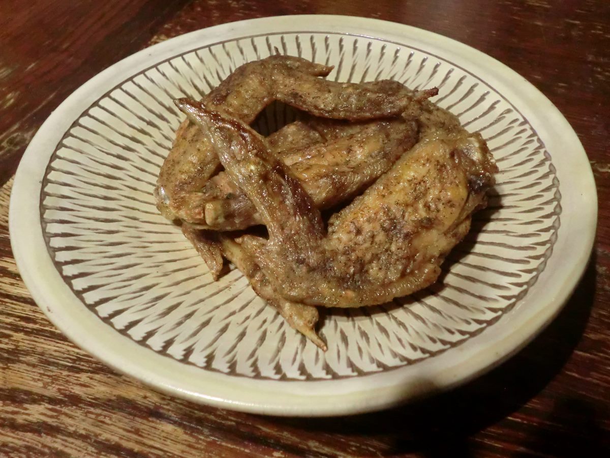 Tebasaki ปีกไก่ทอดสไตล์นาโกย่าจากร้าน Sekai no Yamachan กรอบนอกนุ่มใน เคลือบซอสพริกไทยดำ