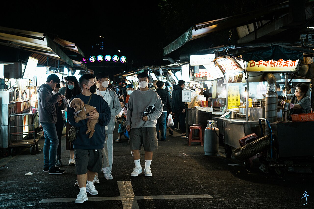 แผงสตรีทฟู้ดในตลาดกลางคืนหนานจีฉ่าง ไทเป ยามค่ำคืน