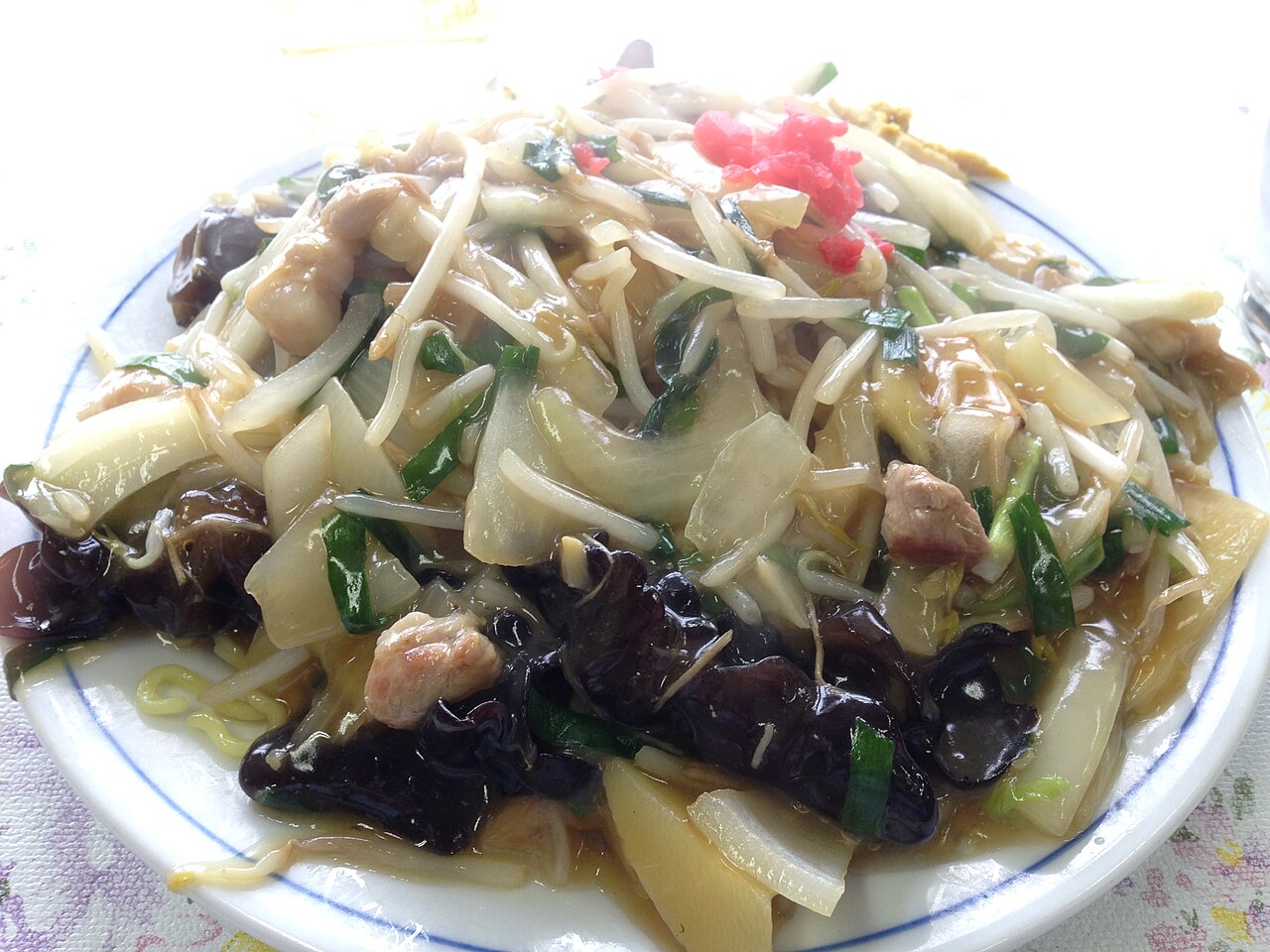 Otaru ankake yakisoba — crispy fried Chinese noodles draped in a thick golden-brown savoury sauce with pork, wood-ear mushrooms and vegetables