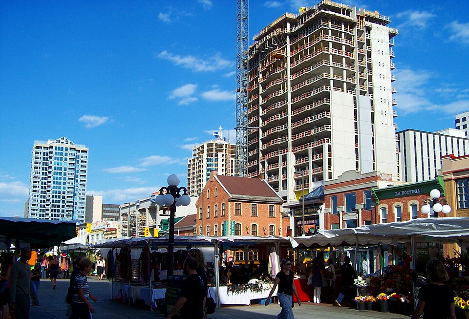 ตลาด ByWard Market ในออตตาวากับแผงขายของกลางแจ้ง