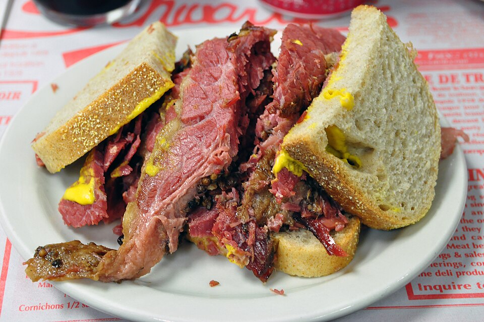 แซนด์วิช Montreal smoked meat เนื้อรมควันหั่นหนาในขนมปังไรย์