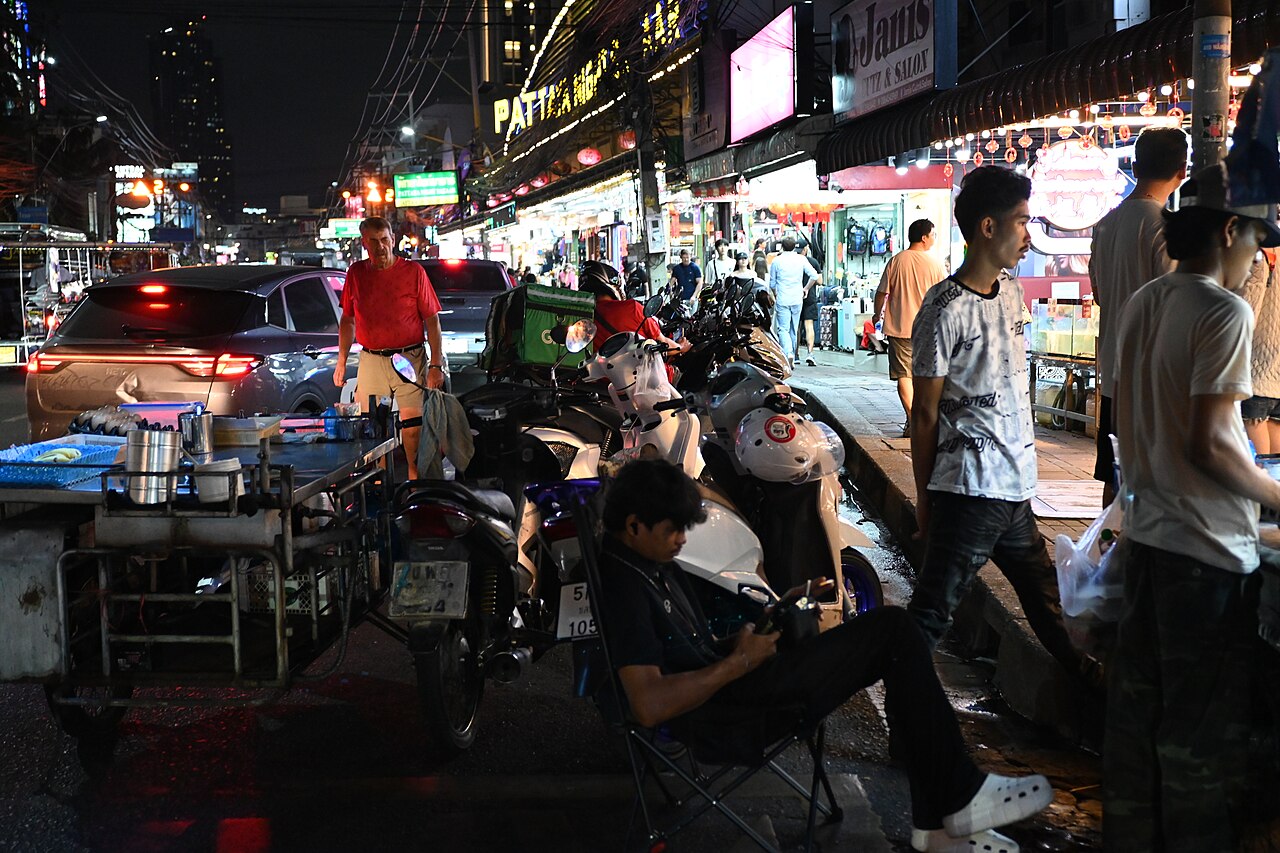 บรรยากาศตลาดกลางคืนในพัทยา แผงลอยริมทางกับป้ายไฟสว่าง คนเดินเลือกซื้อของ ตัวแทนภาพตลาดเทพประสิทธิ์ที่ใหญ่ที่สุดของเมือง