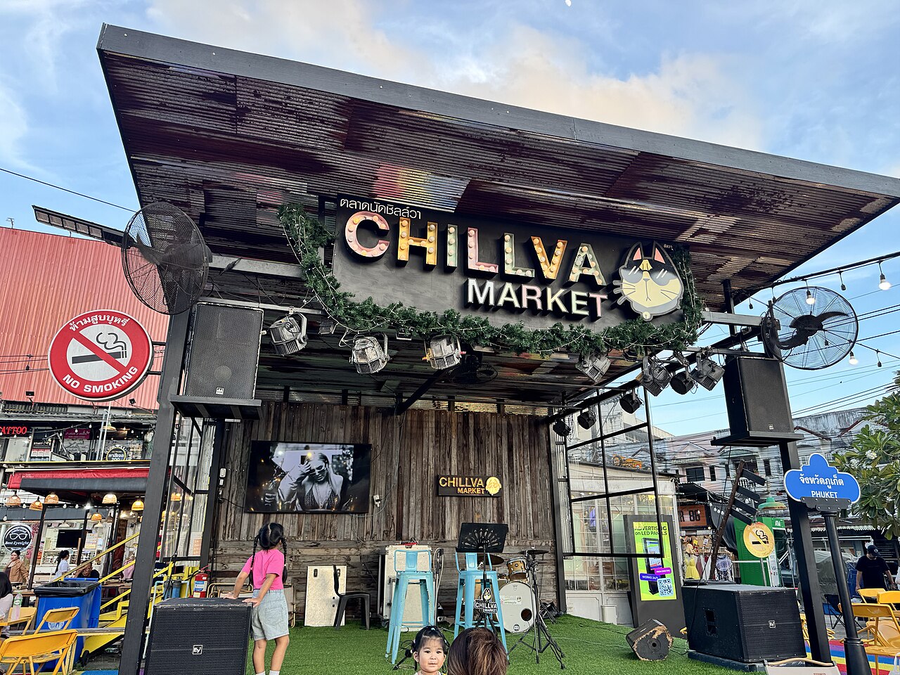 ลานเวทีกลางตลาดชิลล์วาในเมืองภูเก็ต — ตลาดตู้คอนเทนเนอร์สายฮิปของคนรุ่นใหม่ยามค่ำ