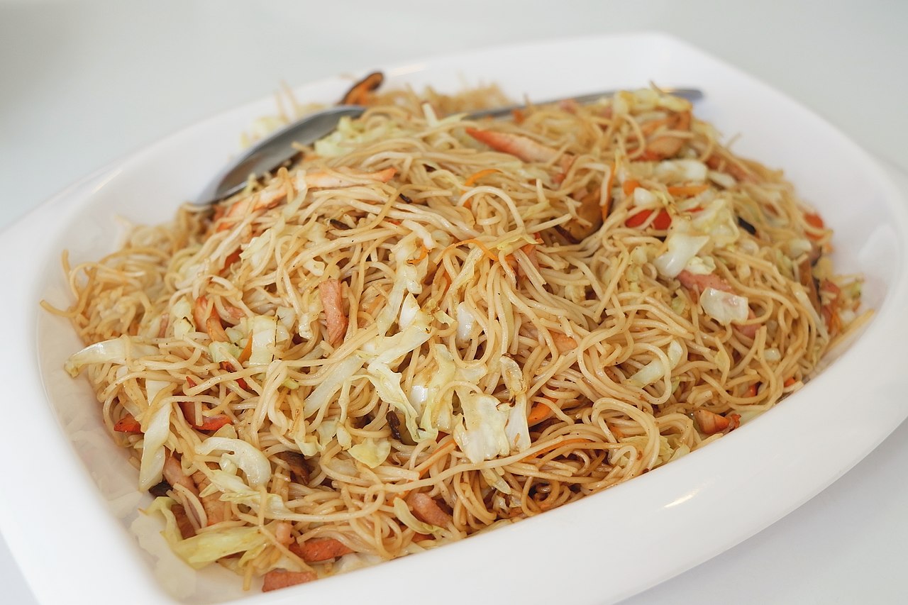 Phuket Hokkien mee — yellow noodles stir-fried with prawns, pork and vegetables in a hot plate