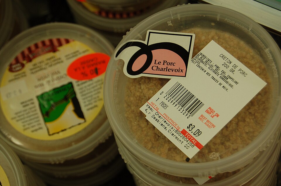 Cretons ปาเตหมูสีน้ำตาลทาบนขนมปัง