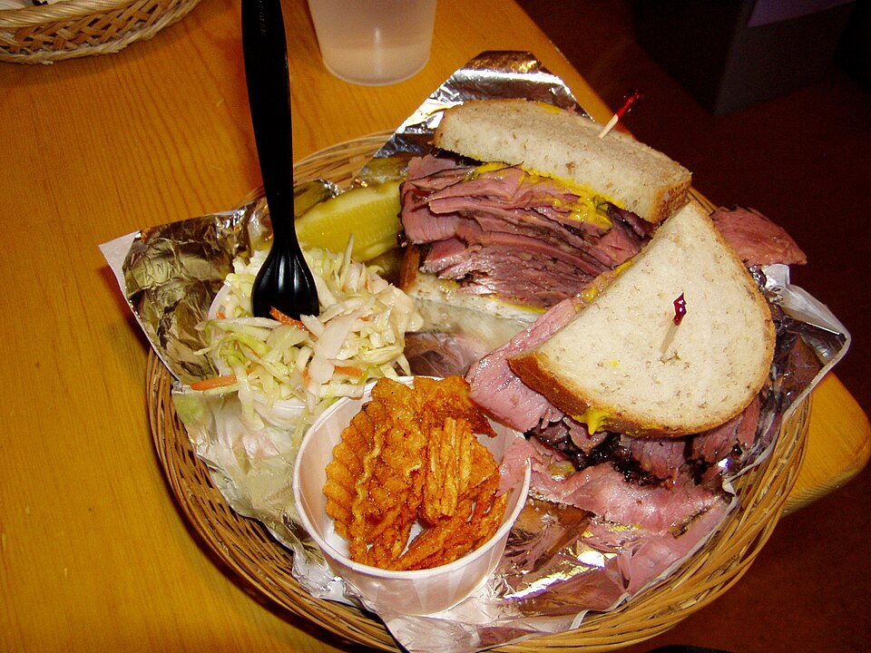แซนด์วิช smoked meat เนื้อหมักรมควันหั่นบางในขนมปังไรย์