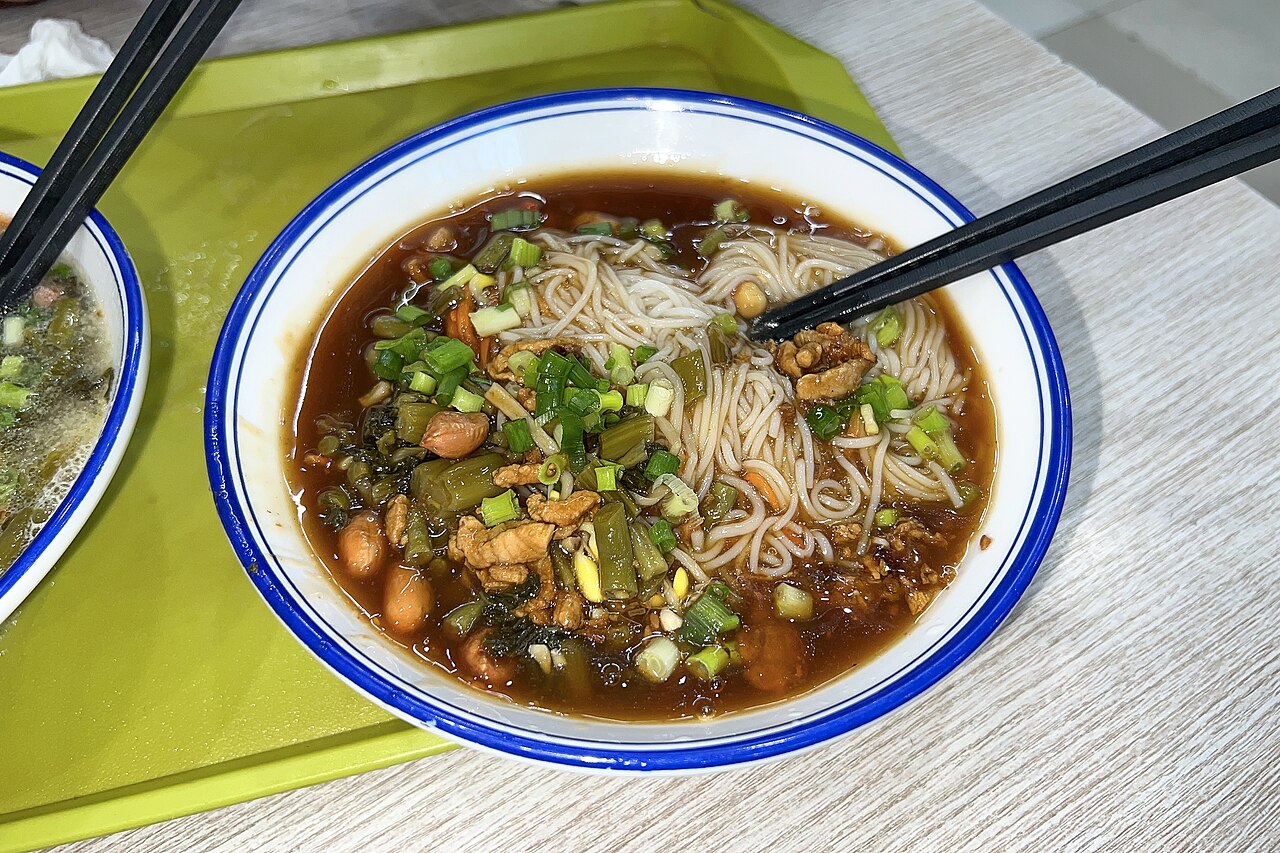 ก๋วยเตี๋ยวไหหลำชามคลุกเครื่อง เส้นเล็กราดเครื่องและถั่วลิสง ไม่ใช่แบบน้ำ สไตล์เกาะไหหลำ