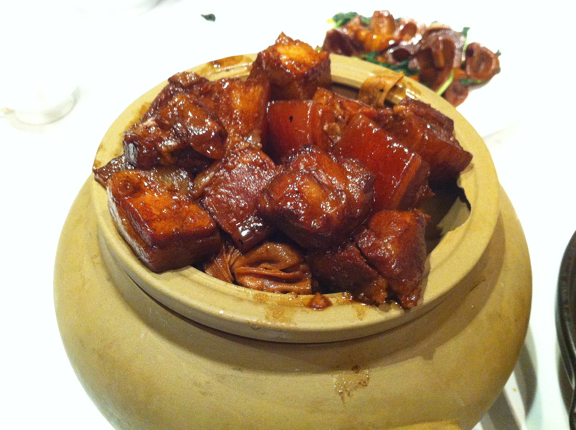 หงเสาโร่ว หมูพะโล้สีแดงทับทิมแวววาวในหม้อดิน เนื้อนุ่มชั้นหนังมันวาว