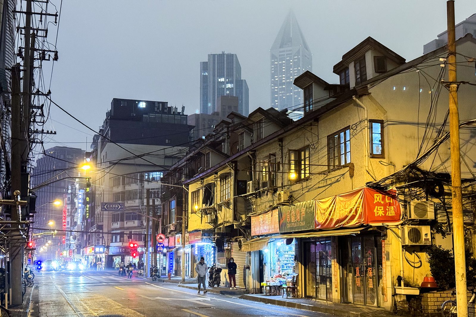 ถนนหวงเหอ (黄河路) เซี่ยงไฮ้ยามค่ำ ตึกเก่าสองฝั่ง ป้ายไฟร้านอาหาร สกายไลน์เซี่ยงไฮ้ในฉากหลัง