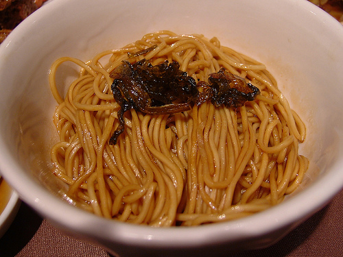 คองโยวปานเมี่ยน บะหมี่น้ำมันต้นหอมในชามขาว เส้นเหลืองน้ำมัน โรยต้นหอมผัดซีอิ๊ว