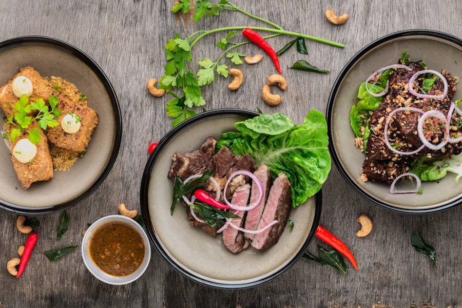 เห็ดออรินจิผัดสามถ้วยในหม้อดินกำลังร้อน กับโหระพาไทยสด