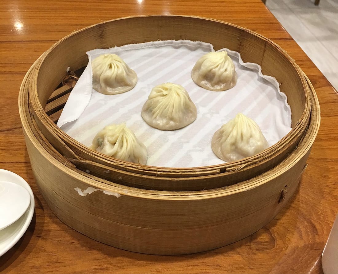 เข่งเสี่ยวหลงเปาที่ร้าน Din Tai Fung ติ่นไท่ฟง แป้งบางจีบ 18 จีบเรียงในเข่งไม้ไผ่