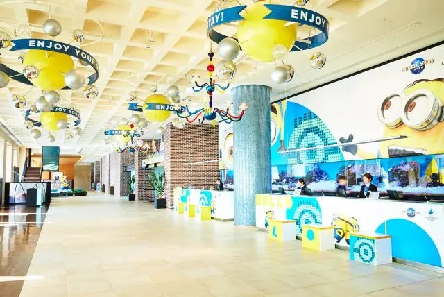 ล็อบบี้ Hotel Universal Port มินเนียนแขวนเพดาน + ตู้ปลาหลังเคาน์เตอร์