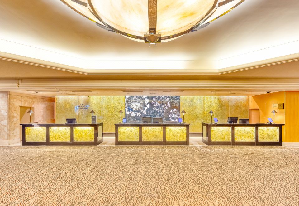 ล็อบบี้และเคาน์เตอร์เช็คอินใต้โดมแชนเดอเลียร์ของ Swissôtel Nankai Osaka