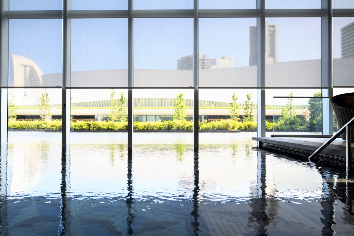 The Kahala Yokohama สระว่ายน้ำในร่มมองออกสวน Rinko และ skyline Minato Mirai