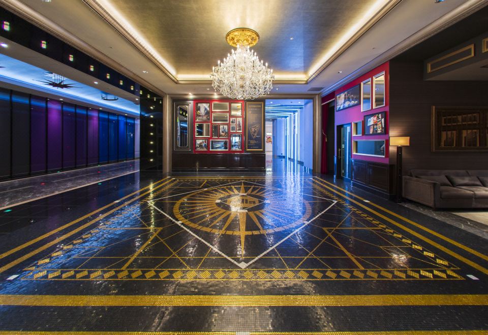 ล็อบบี้ลายเข็มทิศทองสไตล์อาร์ตเดโคของ The Park Front Hotel