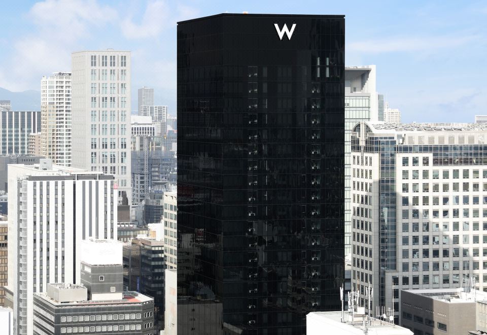 ตัวอาคารกล่องดำ W Osaka ออกแบบโดย Tadao Ando เหนือเส้นขอบฟ้าโอซาก้า