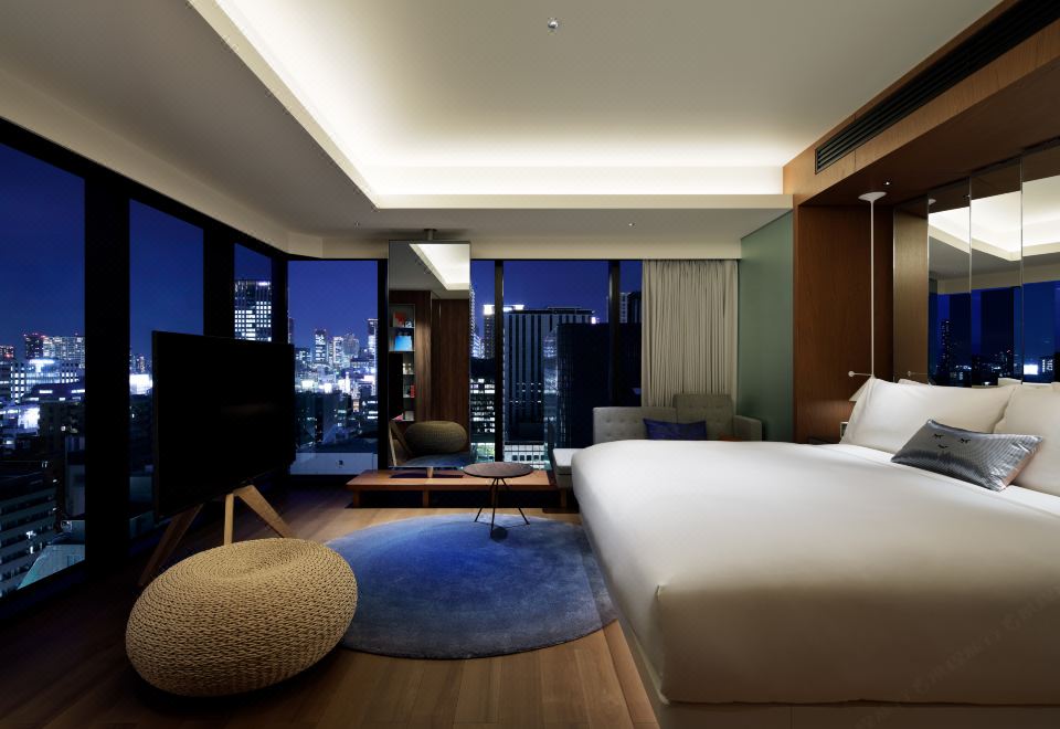 ห้องพัก W Osaka วิวเมืองยามค่ำคืนผ่านกระจกบานใหญ่