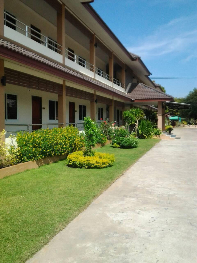อาคารห้องพักสองชั้นเปิดออกลานสวนตัดแต่งของ Baan Ing Daan