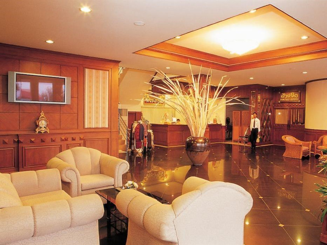 Faikid Hotel timber-panelled lobby with sofas and reception desk