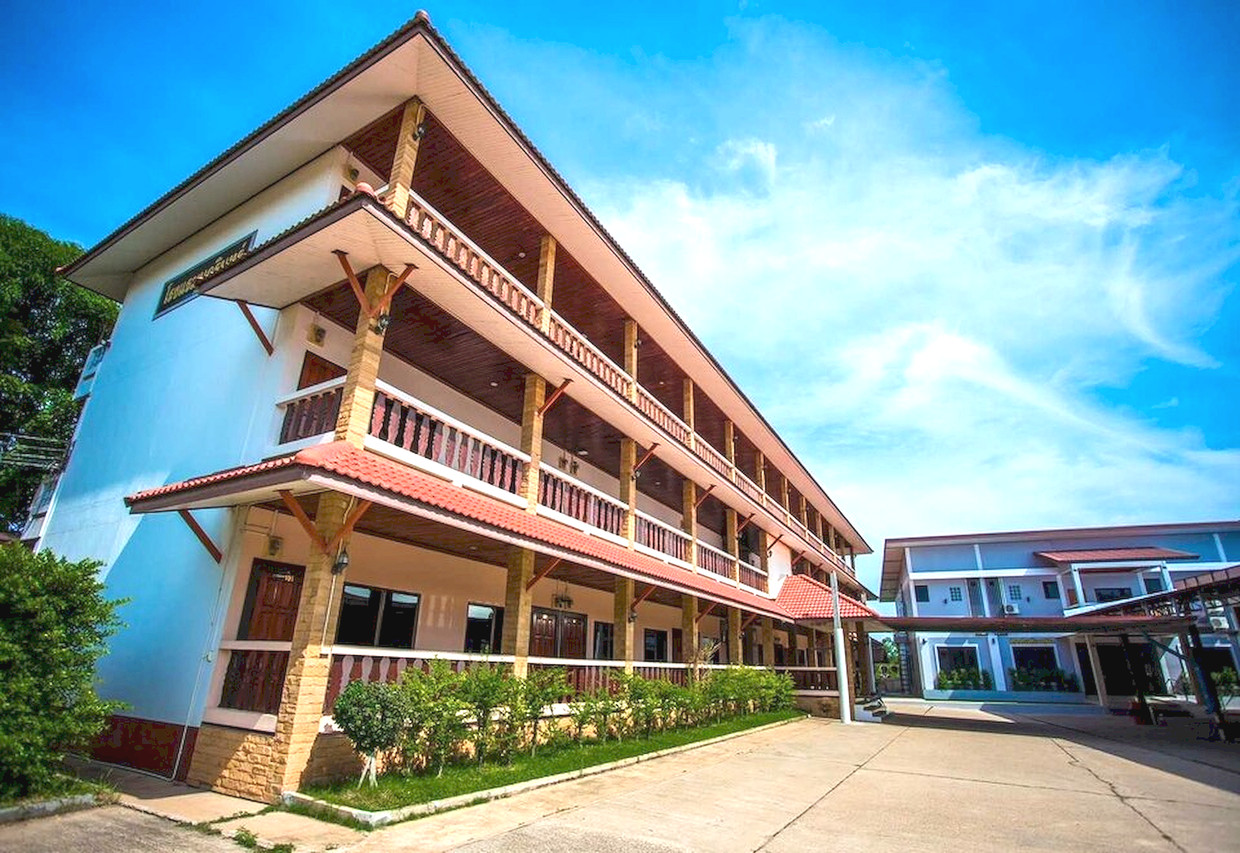 Nakarin Hotel (โรงแรมนครินทร์)