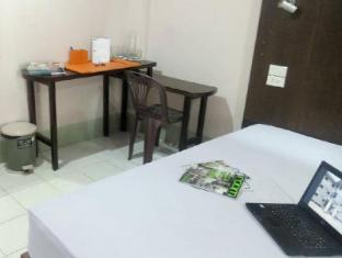 ห้องพักของ Zwahotel Amnatcharoen เตียงขาว โต๊ะไม้ พื้นกระเบื้อง