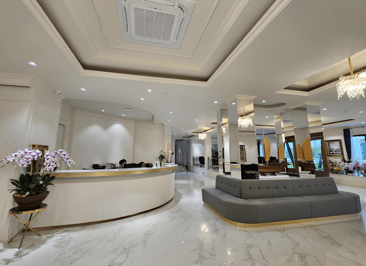 ล็อบบี้ Suphorn Grand Hotel เคาน์เตอร์โค้งสีครีม พื้นหินอ่อน โคมระย้า
