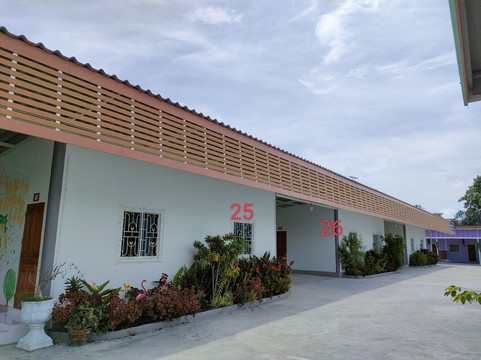 Long single-storey room block at Wiset Sabai Resort with a garden out front