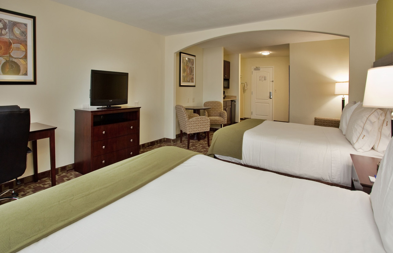 Holiday Inn Express Kansas City Sport Complex Area