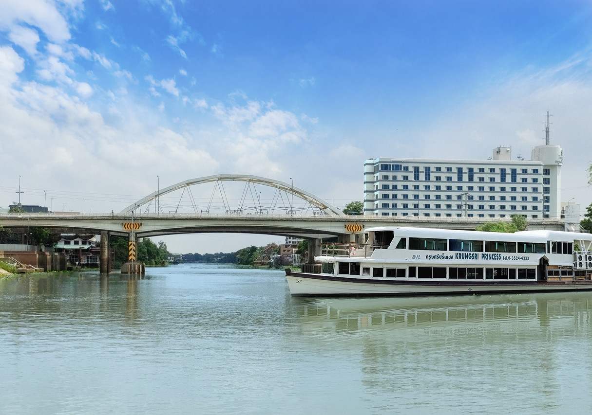 Krungsri River Hotel on the Pa Sak River with the Krungsri Princess boat and Naresuan Bridge