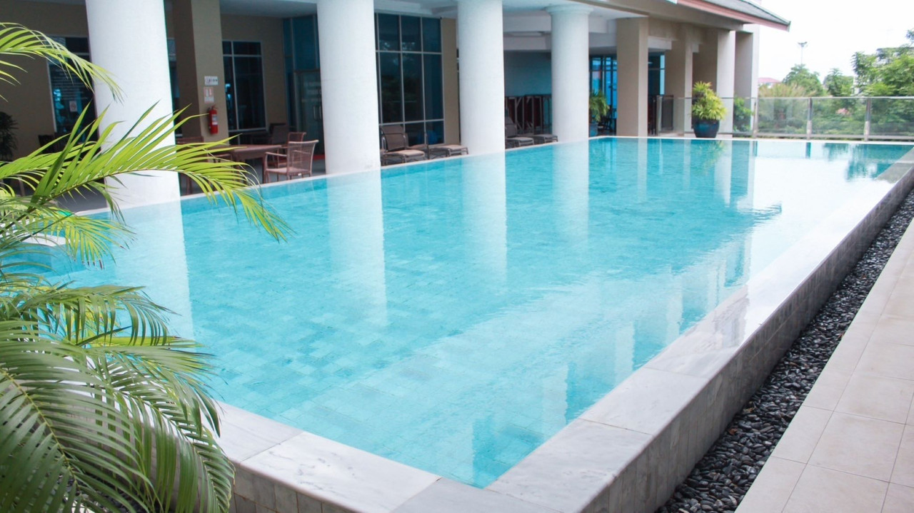 Outdoor swimming pool at Krungsri River Hotel Ayutthaya