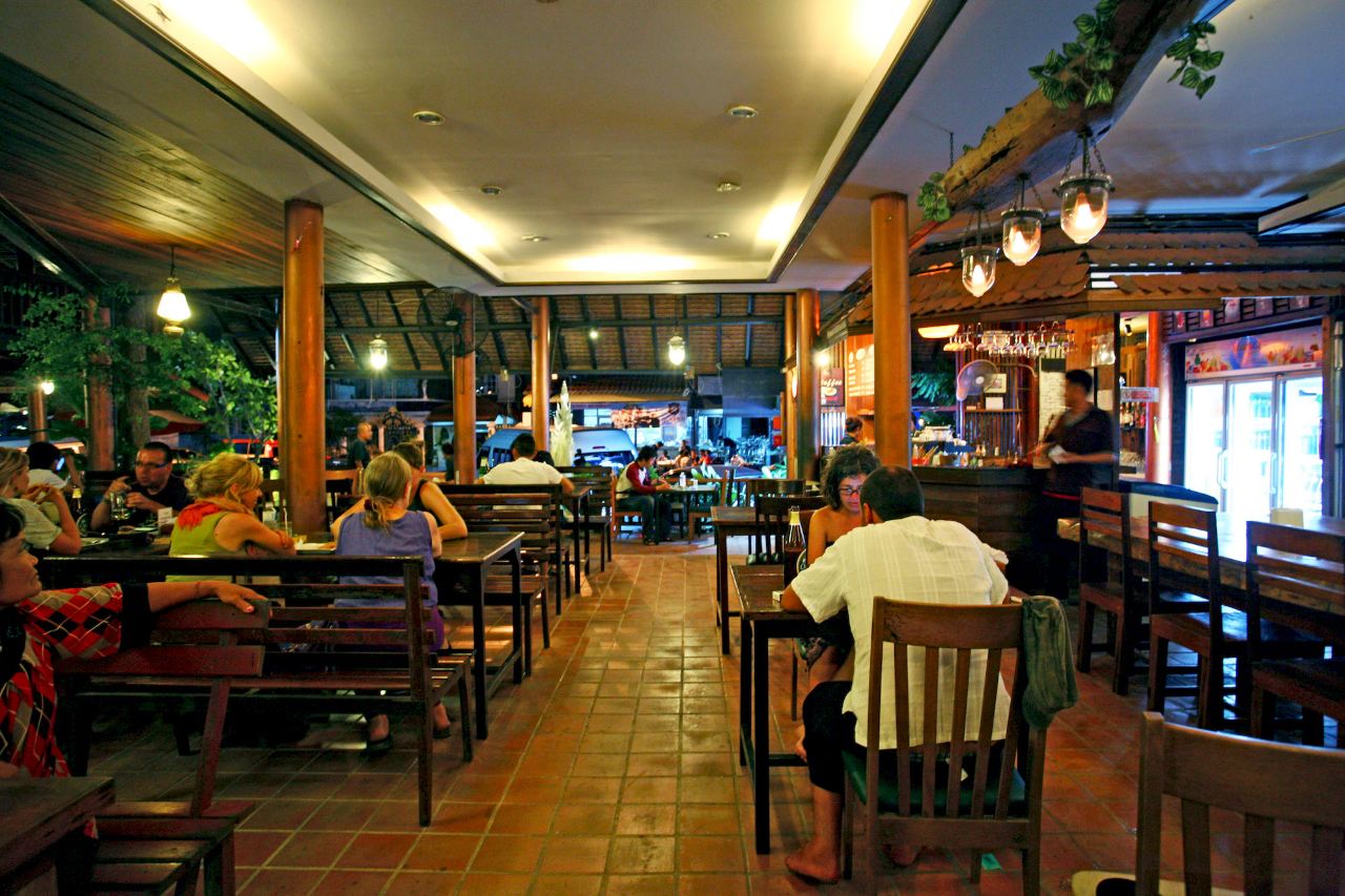 ร้านอาหารในตัวบรรยากาศเกสต์เฮาส์ พื้นกระเบื้องดินเผา